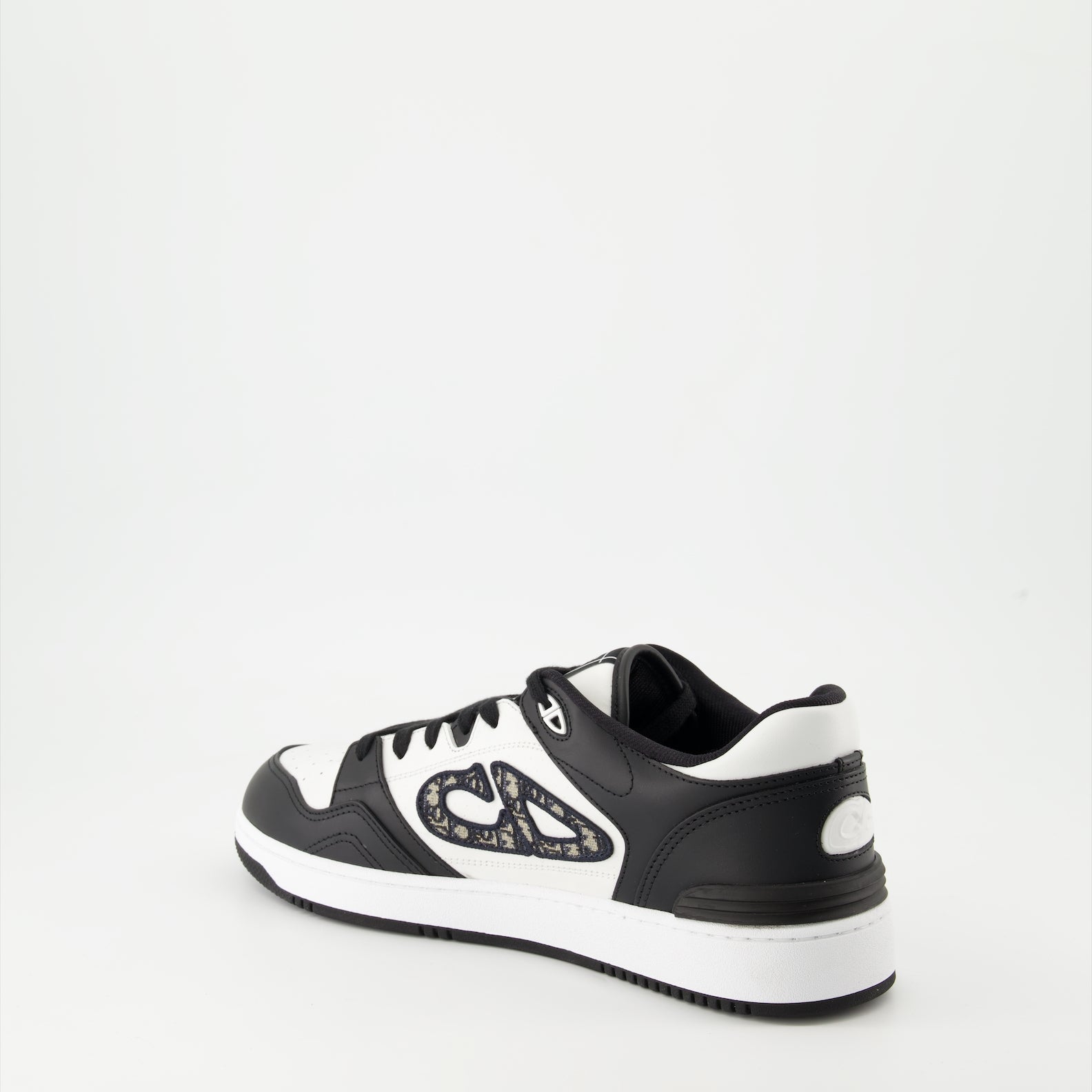 Image de baskets en cuir Dior pour hommes - Saison automne-hiver 2024 - Vue arrière droite en quart