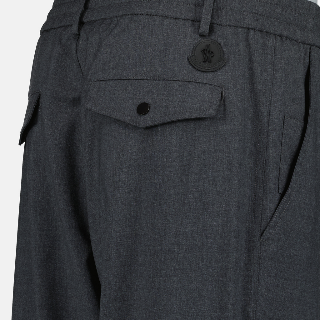 Imagen de Pantalones Zanahoria Gris Oscuro de Moncler para Hombres - Temporada Primavera-Verano 2025 - Vista de Detalle del Producto 2