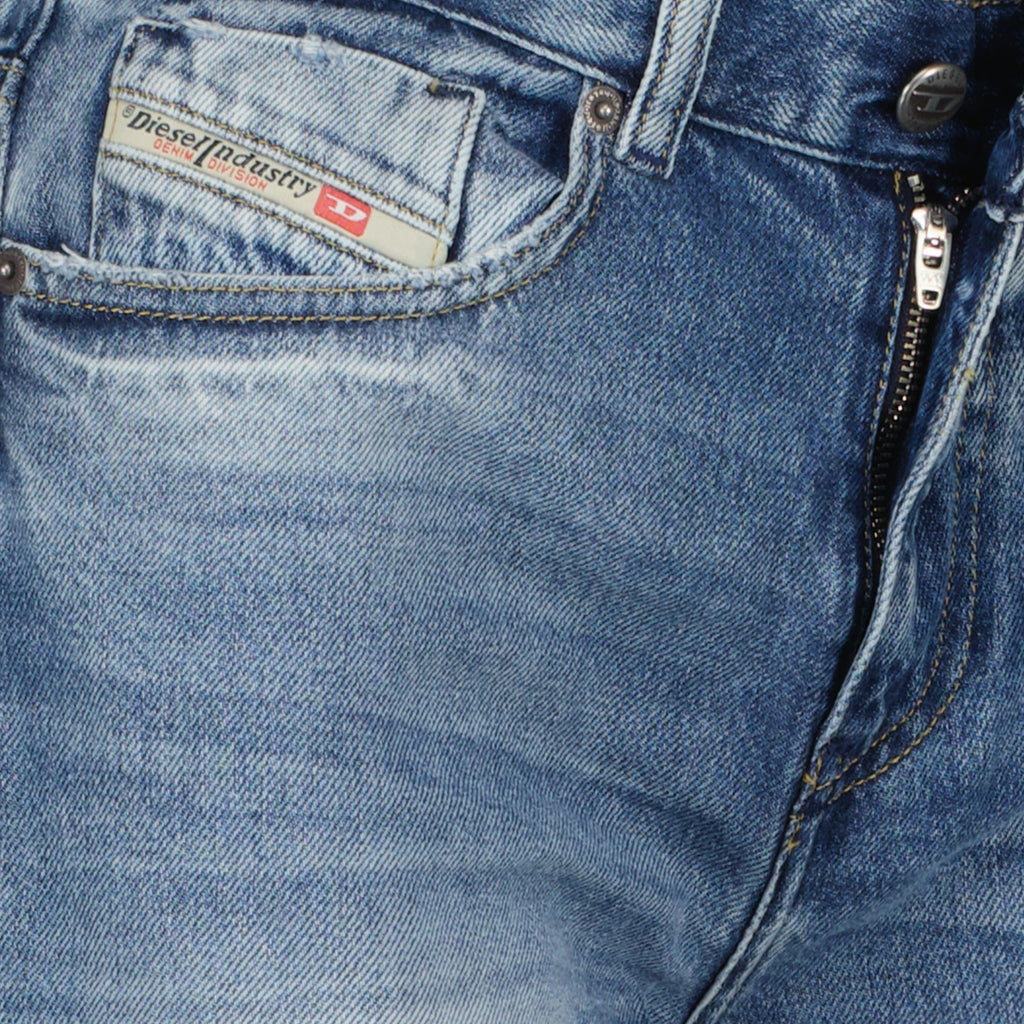 Image of D-Akemi Denim Wide Leg Jean by Diesel for Women - Season Autumn-Winter 2025 - Detail View 2