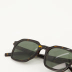 Imagen de gafas de sol de carey delgado de Saint Laurent para unisex - Temporada Otoño-Invierno 2024 - Vista de detalle 1