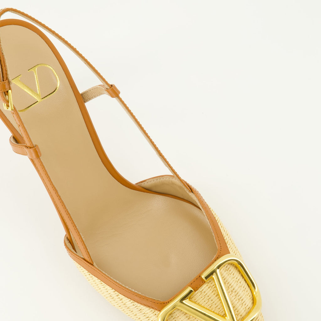 Vlogo Raffia Pumpsの画像 - Valentino by Valentino Garavaniの女性用 - 2026年春夏シーズン - 上部の詳細ビュー