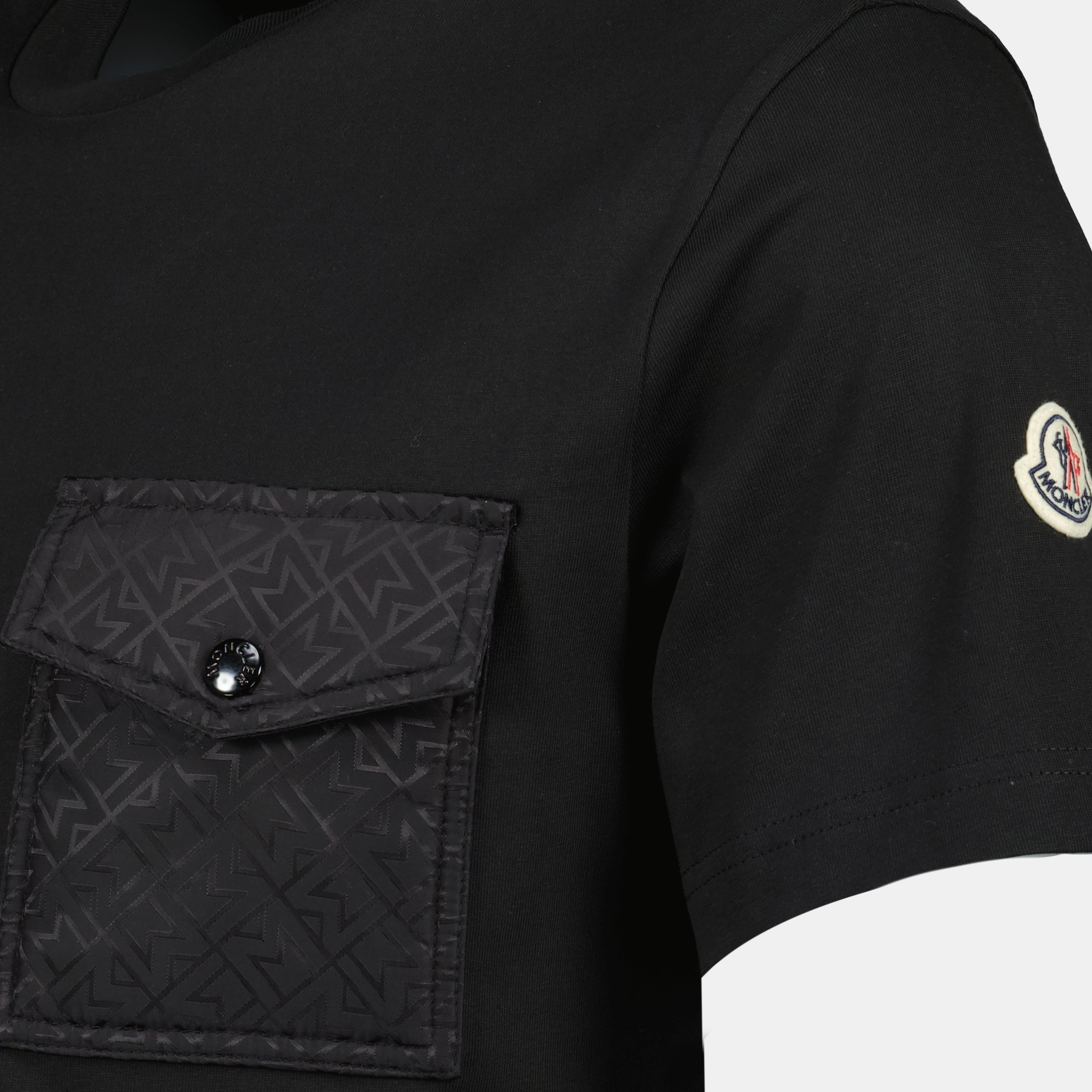 Imagem da T-shirt de bolso com monograma preta da Moncler para Homens - Temporada Primavera-Verão 2025 - Vista Detalhe 5