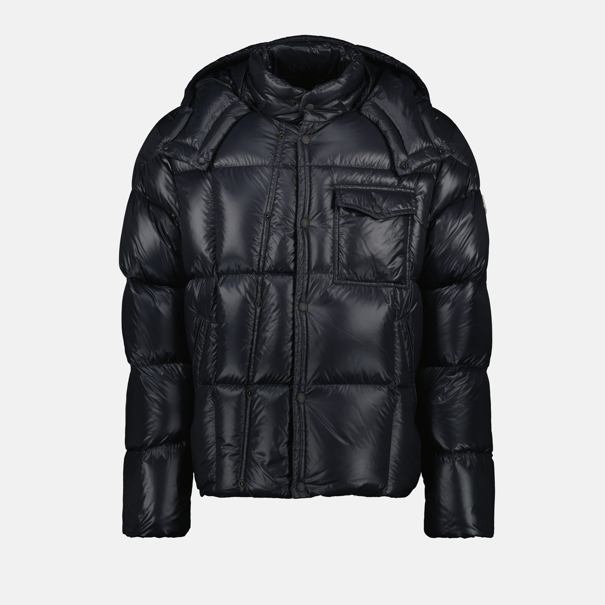Image de la doudoune noire Serfanto de Moncler pour hommes - Saison Automne-Hiver 2025 - Vue de face
