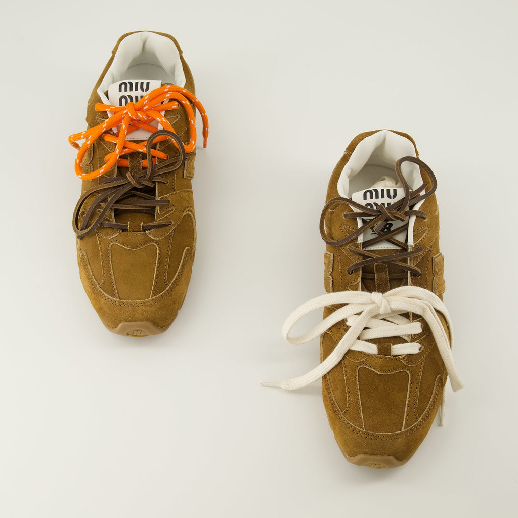 Imagem do New Balance x Miu Miu 530 SL Brown da Miu Miu para mulheres - Temporada Primavera-Verão 2026 - Vista de cima do par