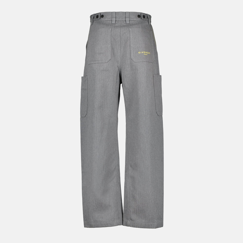 Imagen de los pantalones cargo de denim gris de Givenchy para hombres - Temporada primavera-verano 2026 - Vista trasera