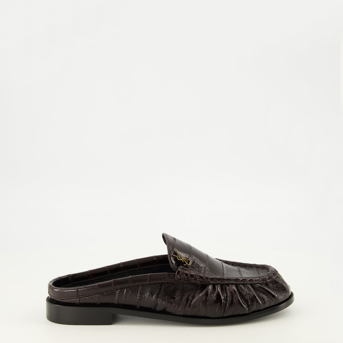 Mules tipo mocassim em pele com efeito crocodilo