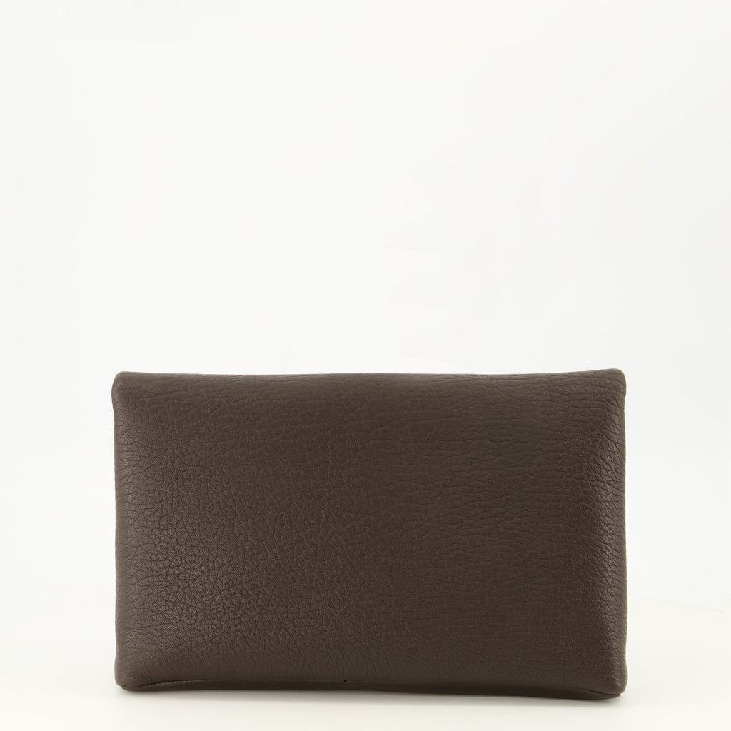 Clutch Cassandre de ante marrón