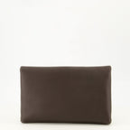 Clutch Cassandre de ante marrón