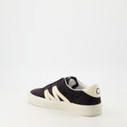 Imagen de las zapatillas de ante Monaco de Moncler para hombres - Temporada Primavera-Verano 2025 - Vista trasera derecha en tres cuartos