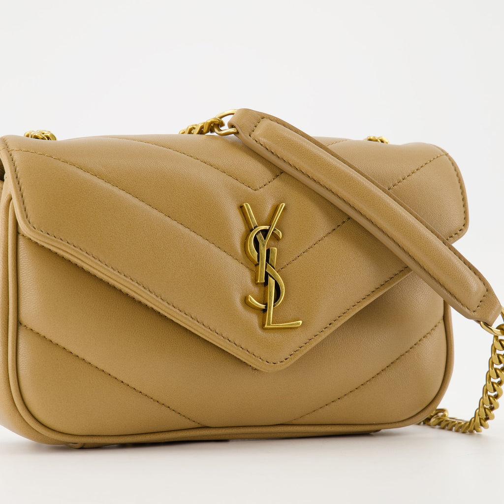 Imagen del Sac Loulou Mini Beige de Saint Laurent para Mujeres - Temporada Otoño-Invierno 2025 - Vista Detalle 1