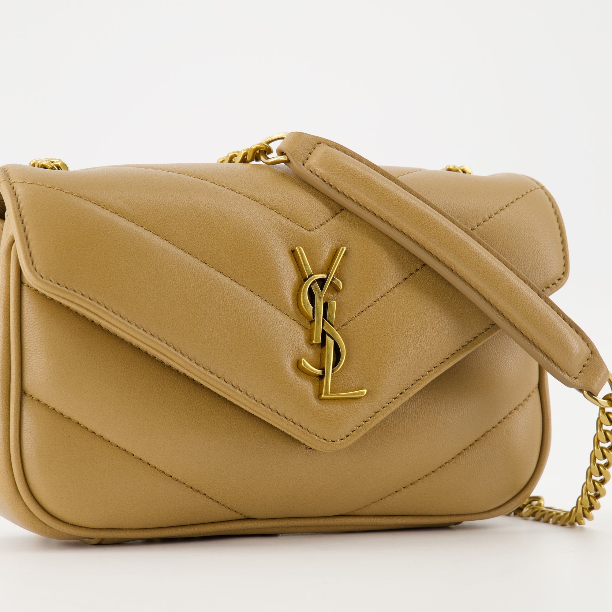Imagen del Sac Loulou Mini Beige de Saint Laurent para Mujeres - Temporada Otoño-Invierno 2025 - Vista Detalle 1