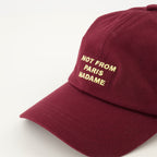Immagine del cappello Bordeaux di Drole De Monsieur per uomini - Stagione Autunno-Inverno 2025 - Vista dettagli 2