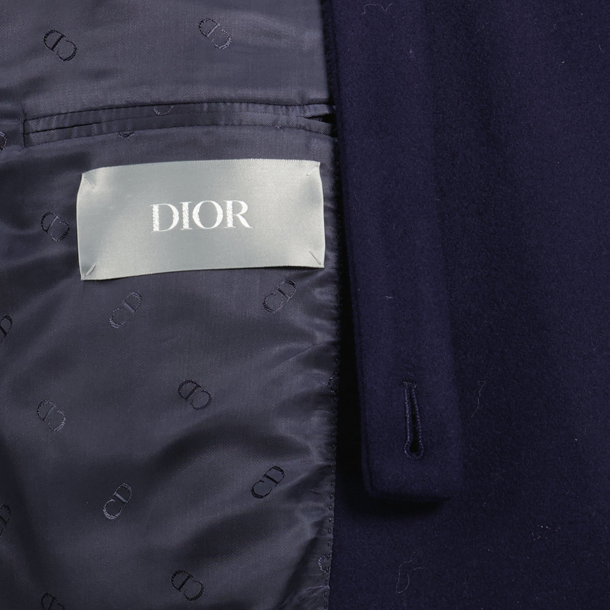 Imagen de un abrigo largo azul marino de Dior para hombres - Temporada Primavera-Verano 2026 - Vista detalle 2