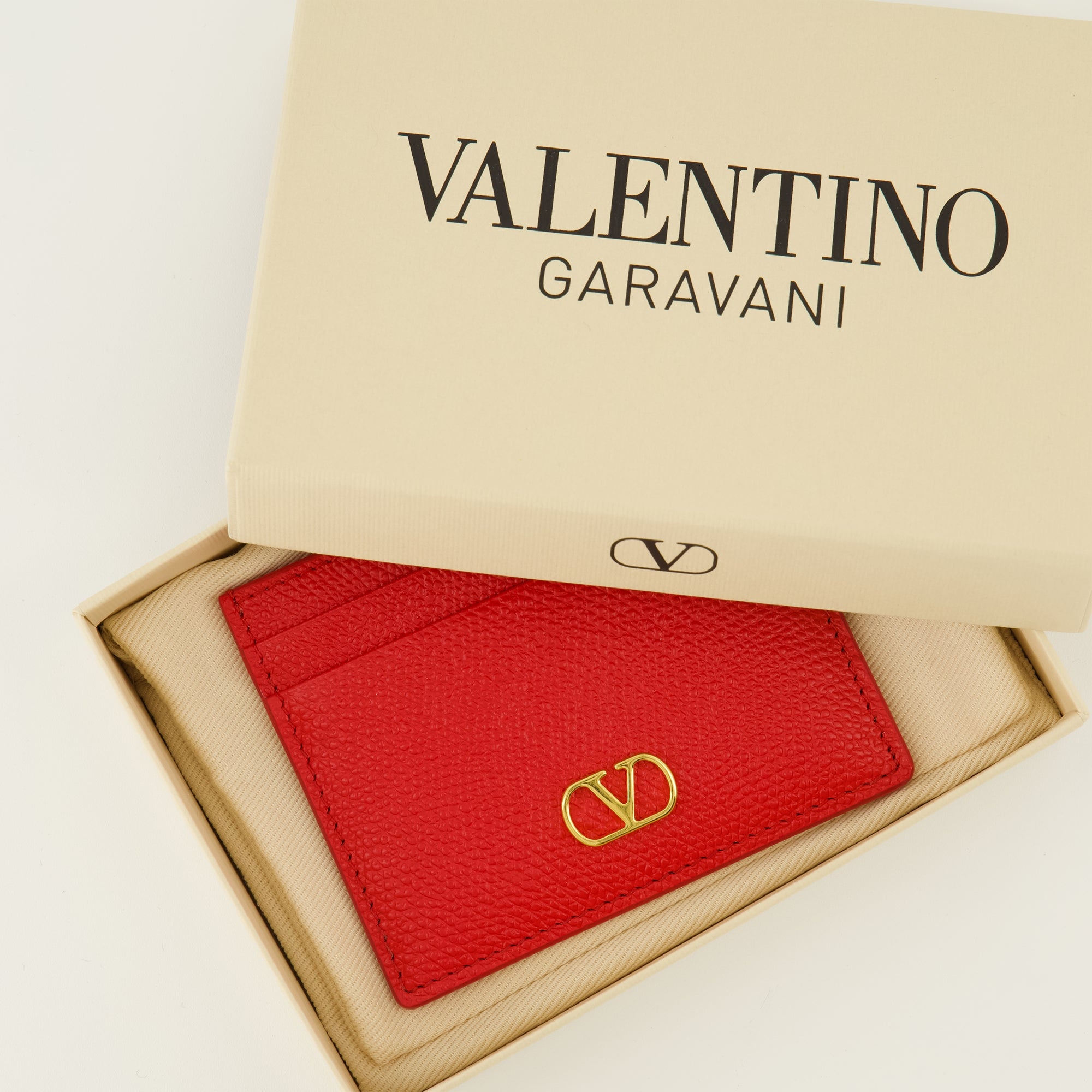 Image of Porte-cartes Vlogo Rouge by Valentino Garavani for Women - Season Spring-Summer 2026 - Detail View 2