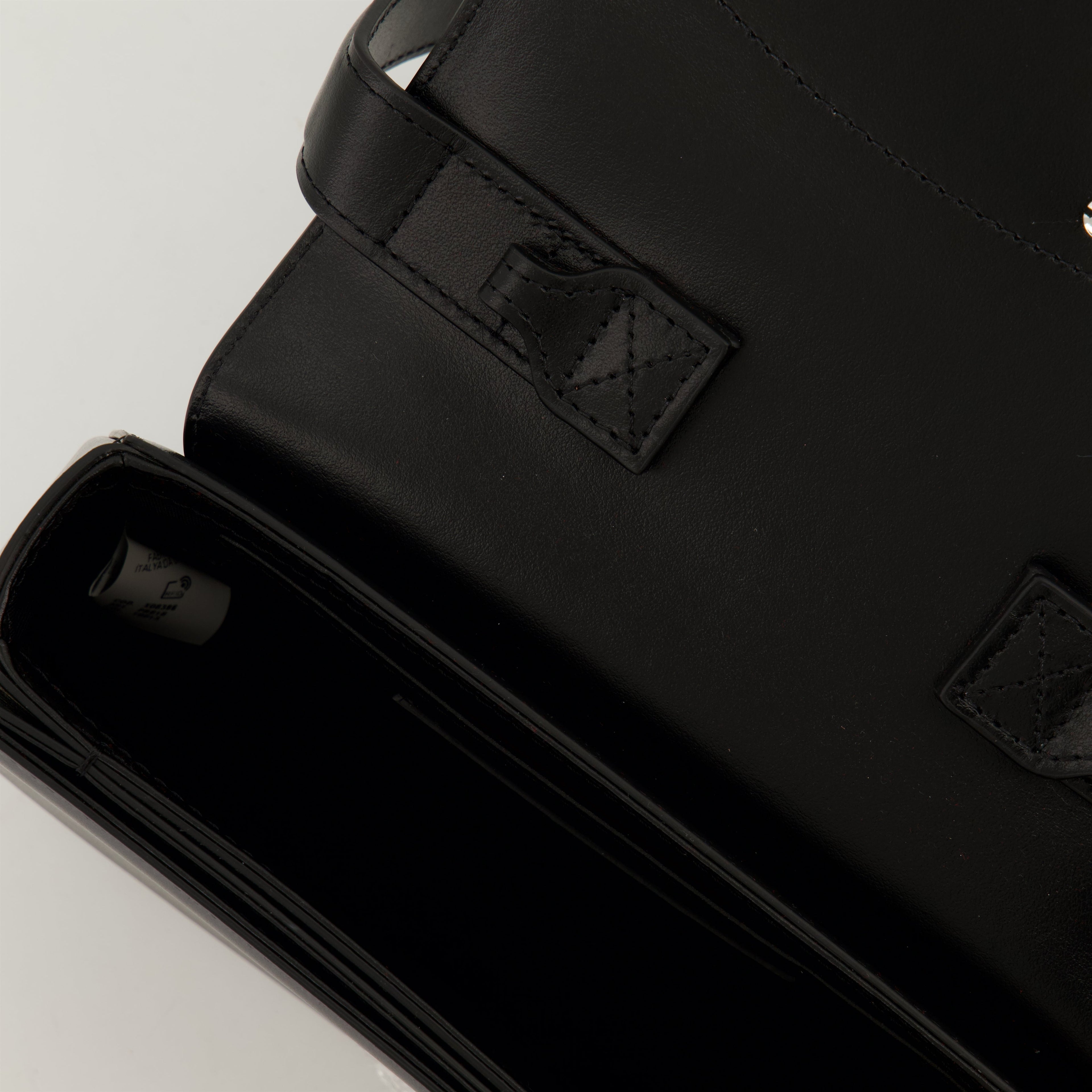 black leather bag, adjustable strap, elegant handbag, compartmentalized bag, stylish accessory