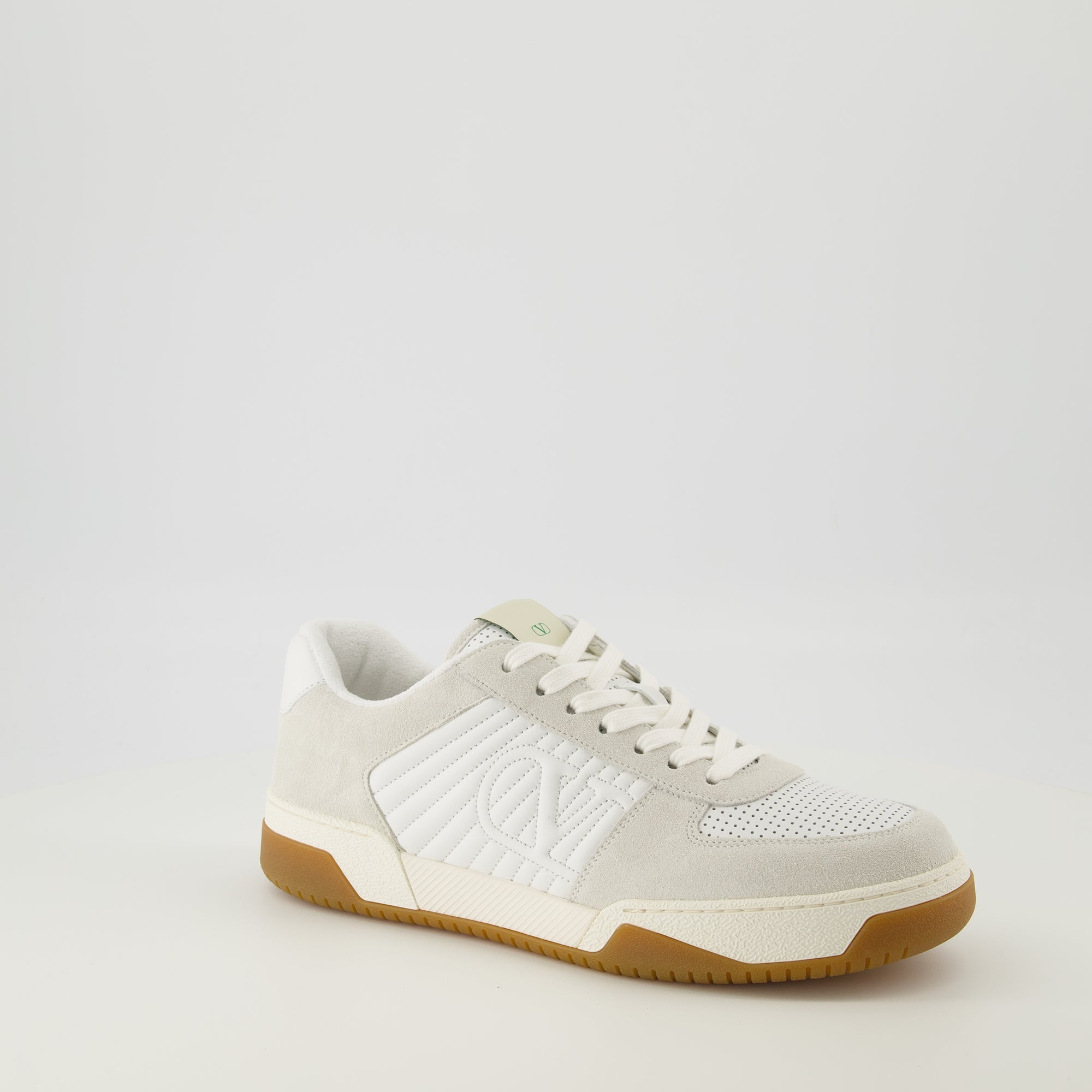 バレンティノ・ガラヴァーニの男性用ホワイトスパリースニーカーの画像 - 2026年春夏シーズン - 前右三分の一ビュー