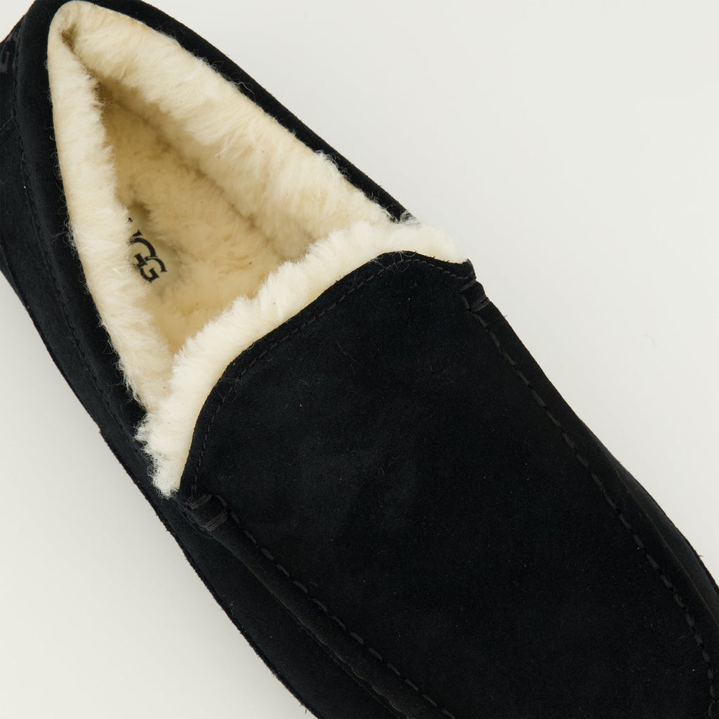 Image of Chaussons Ascot Noir by Ugg for Men - Season Spring-Summer 2026 - Top Detail View
