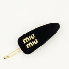 Image d'un clip à cheveux en velours noir de Miu Miu pour femmes - Saison Printemps-Été 2026 - Détail 1
