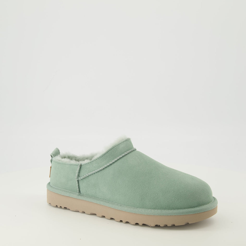 Imagen de Botines Micro Verdes Clásicos de Ugg para Mujeres - Temporada Primavera-Verano 2026 - Vista Tres Cuartos Frontal Derecho