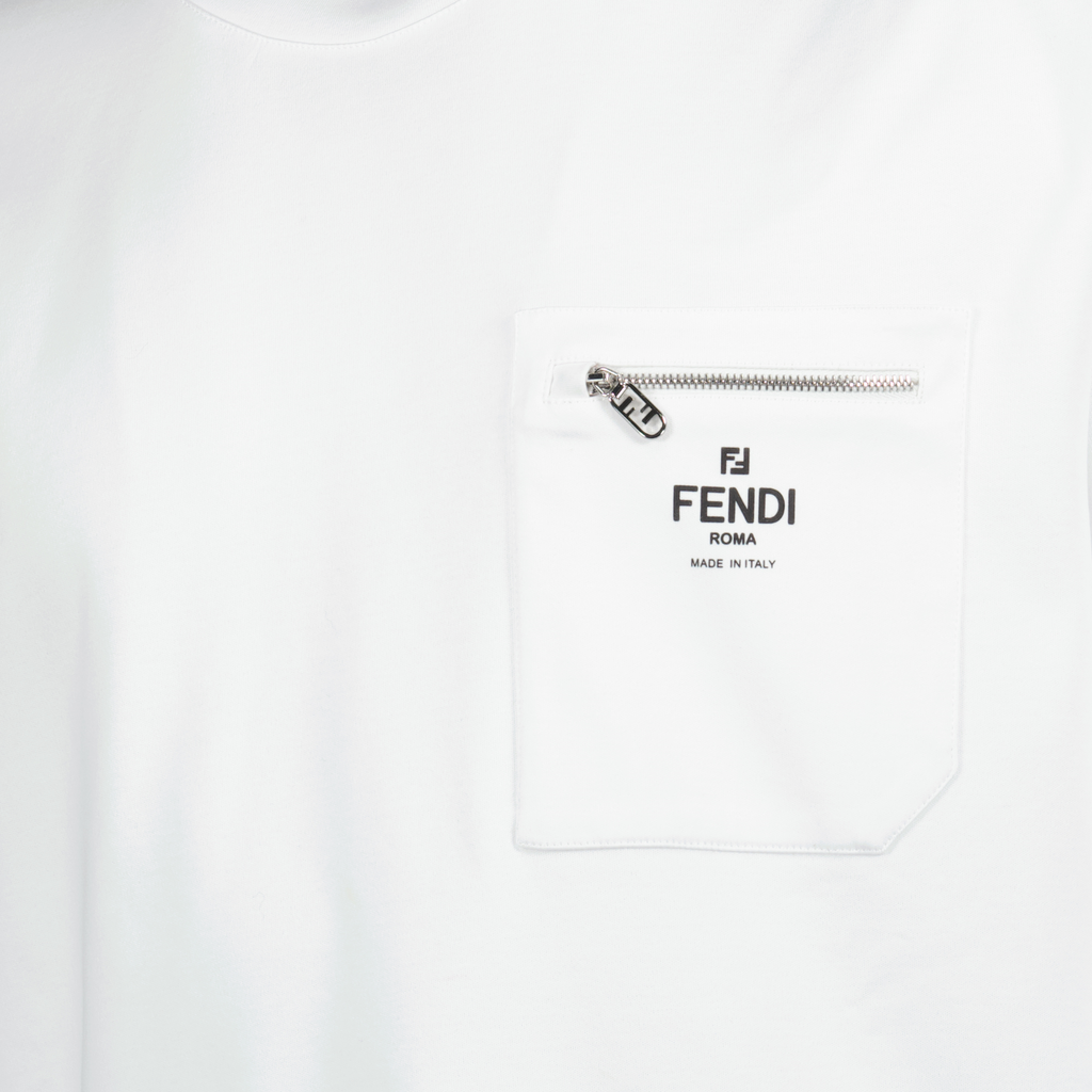 Image d'un t-shirt en coton blanc de Fendi pour hommes - Saison Printemps-Été 2025 - Vue des détails du produit 2