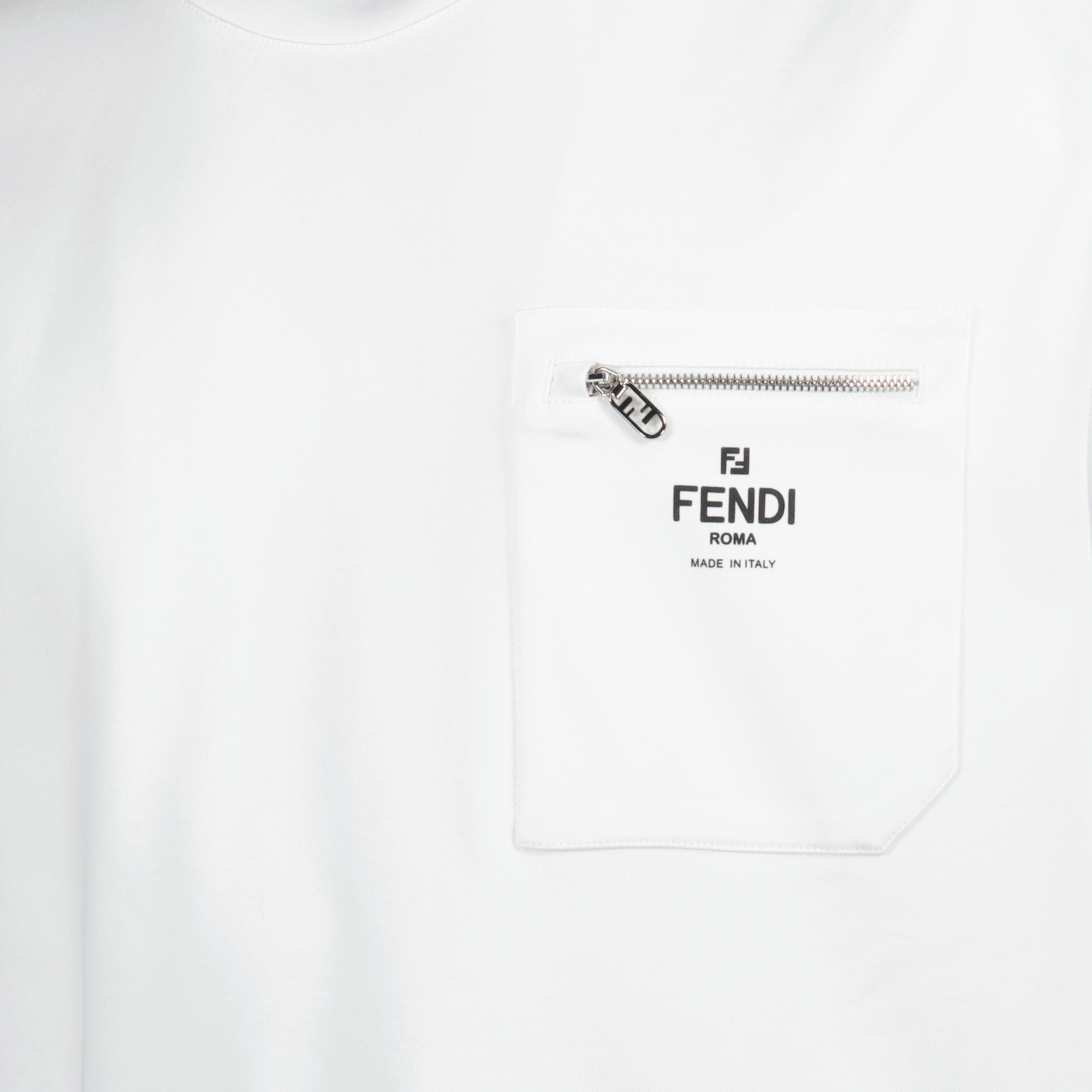 Image d'un t-shirt en coton blanc de Fendi pour hommes - Saison Printemps-Été 2025 - Vue des détails du produit 2
