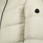 Immagine della giacca in piuma Forez di Moncler per uomini - Stagione Autunno-Inverno 2025 - Vista dei dettagli del prodotto 2