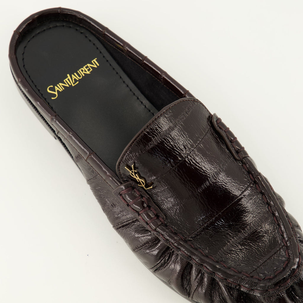 Mules tipo mocassim em pele com efeito crocodilo