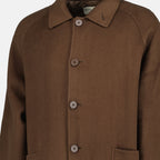 Imagen de abrigo de lana marrón de Officine Générale para hombres - Temporada Otoño-Invierno 2025 - Vista de detalle del producto 2