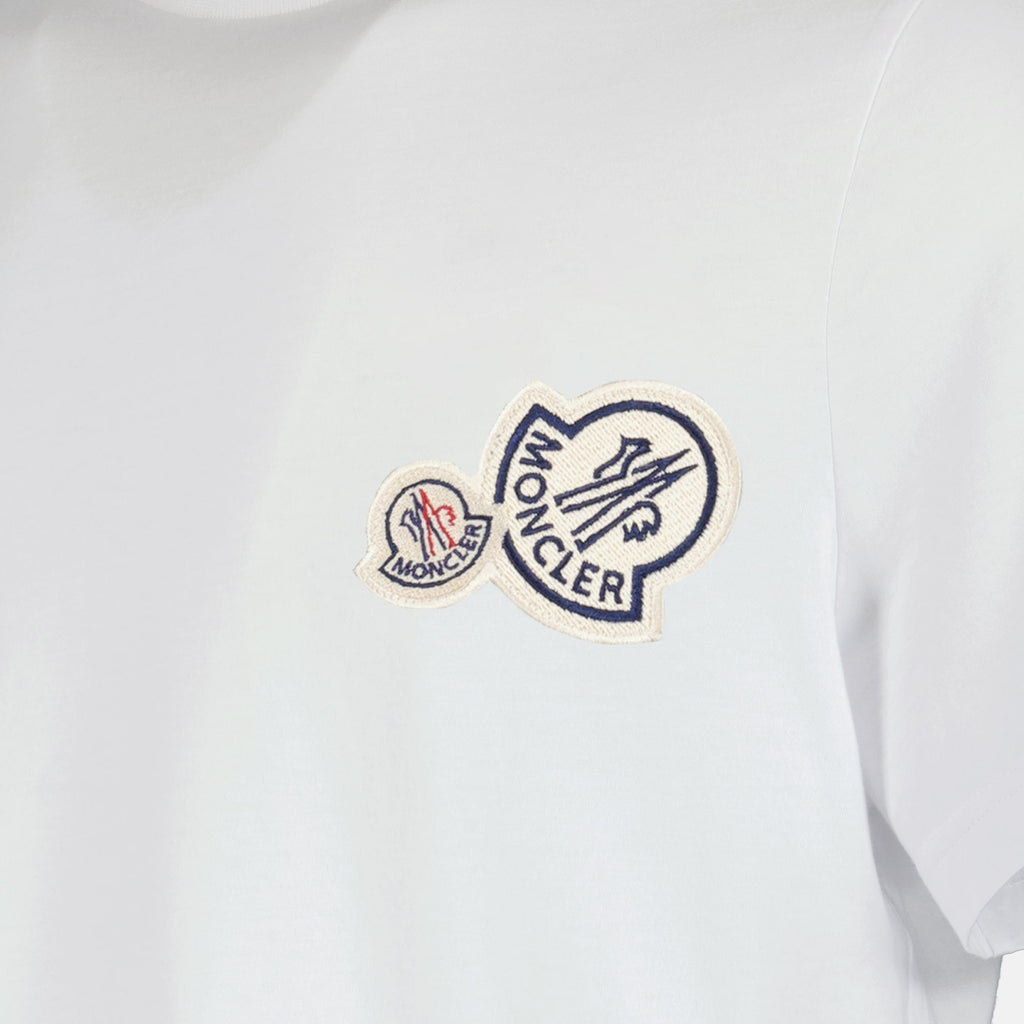 Imagem da T-Shirt Branca com Logo Duplo da Moncler para Homens - Temporada Primavera-Verão 2025 - Detalhe 5