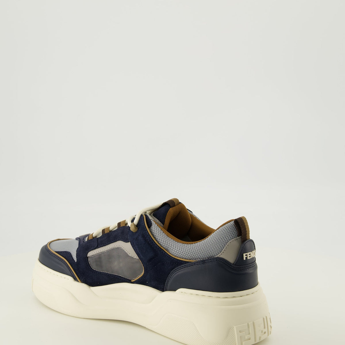 Sneakers i semsket skinn og teknisk stoff
