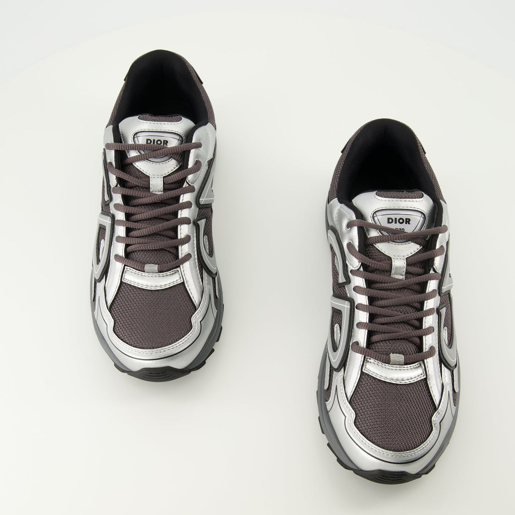 Immagine delle sneakers grigie e nere B30 di Dior per uomini - Stagione Autunno-Inverno 2025 - Vista dall'alto della coppia