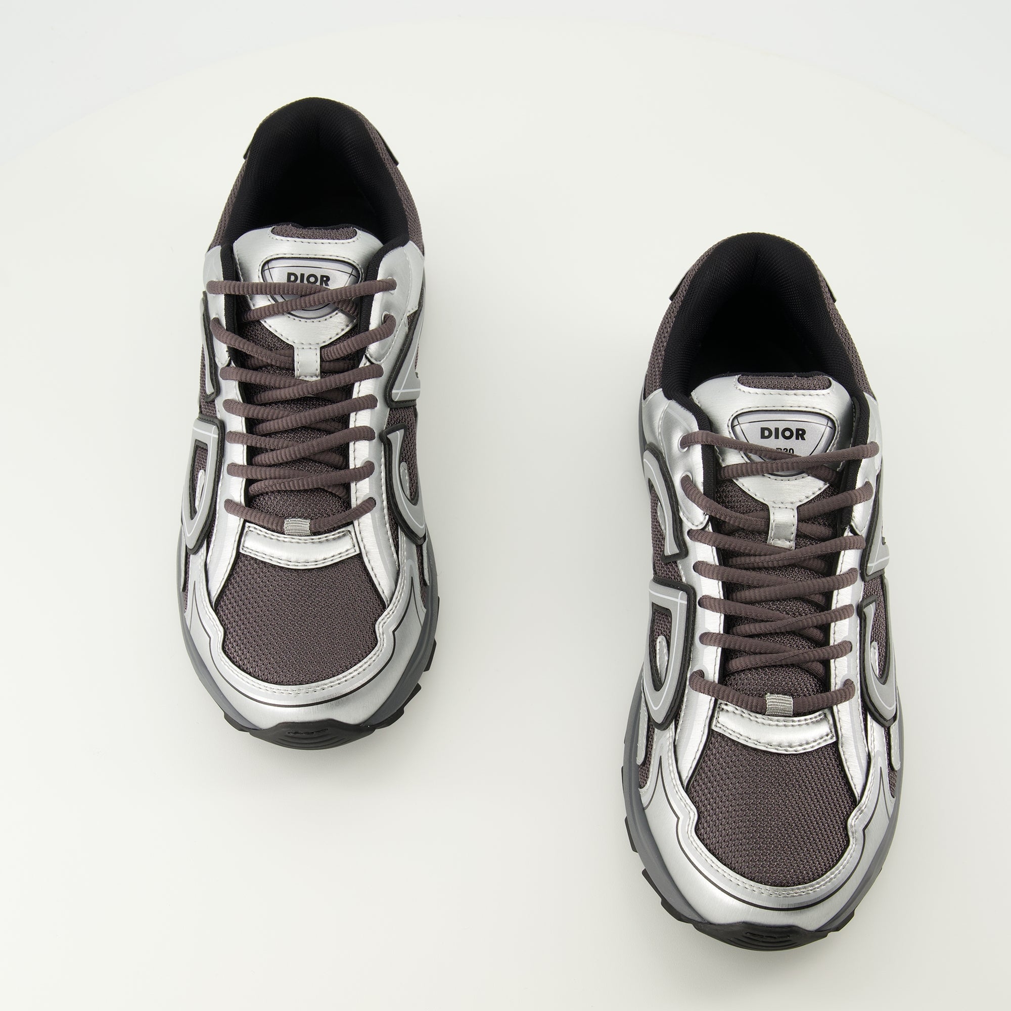Immagine delle sneakers grigie e nere B30 di Dior per uomini - Stagione Autunno-Inverno 2025 - Vista dall'alto della coppia