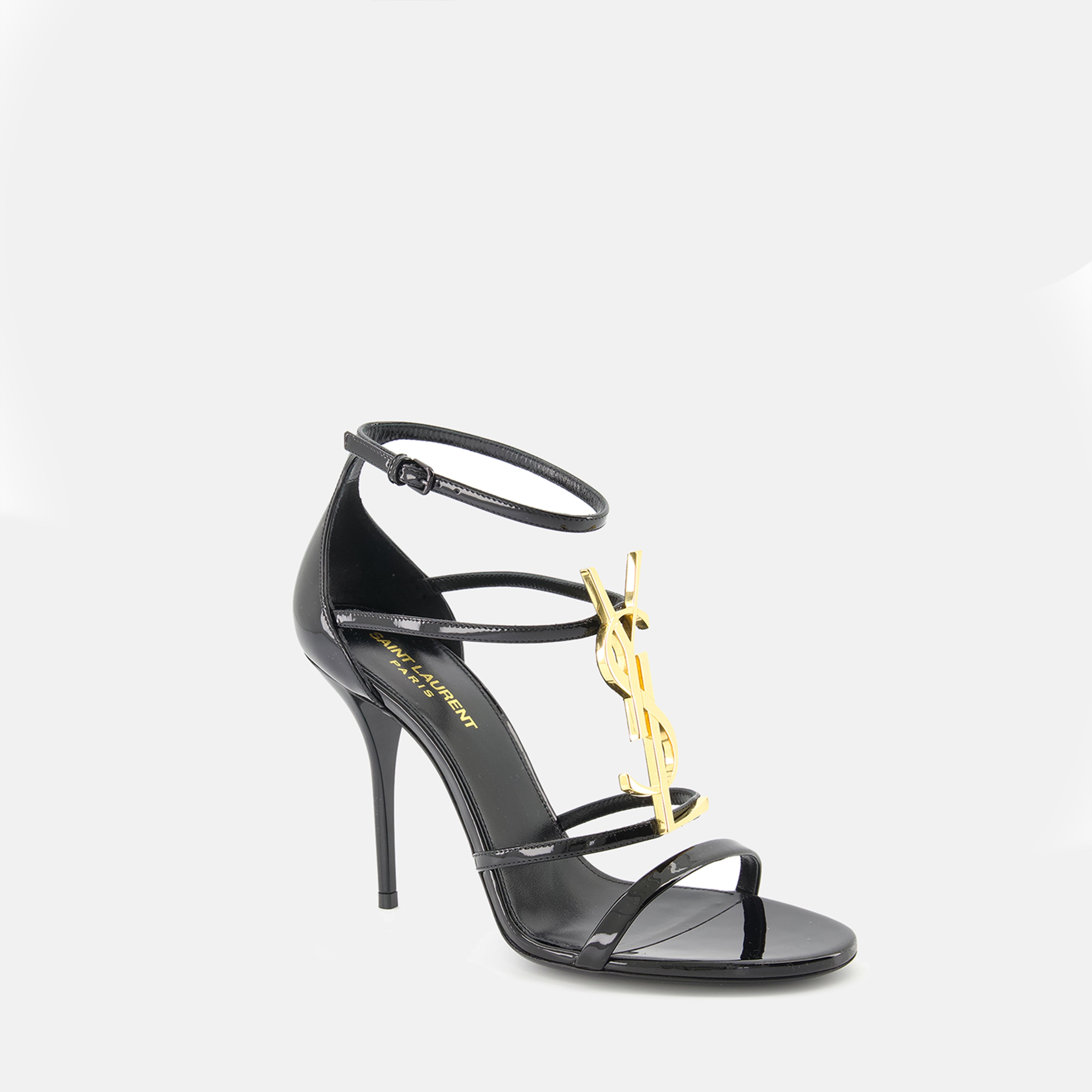 Imagen de los tacones Cassandra de Saint Laurent para mujeres - Temporada Primavera-Verano 2025 - Vista tres cuartos frontal derecha