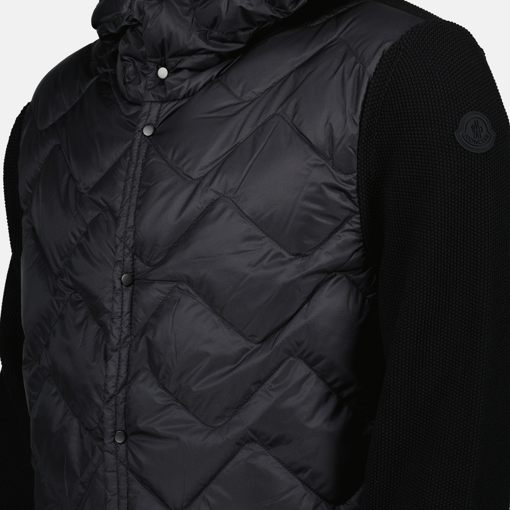 Bild einer schwarz gesteppten Jacke aus zwei Materialien von Moncler für Herren - Saison Frühjahr-Sommer 2025 - Detailansicht 1