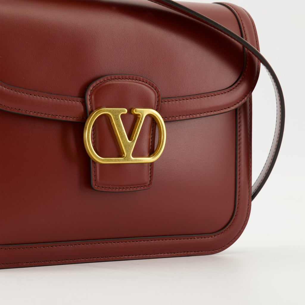 Imagem da bolsa de couro bordô de Valentino Garavani para mulheres - Temporada Outono-Inverno 2025 - Detalhe 1