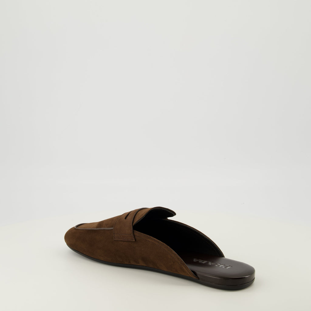Immagine di Mules Mocassini in Pelle Suede di Prada per Uomini - Stagione Primavera-Estate 2026 - Vista Posteriore Destra a Tre Quarti