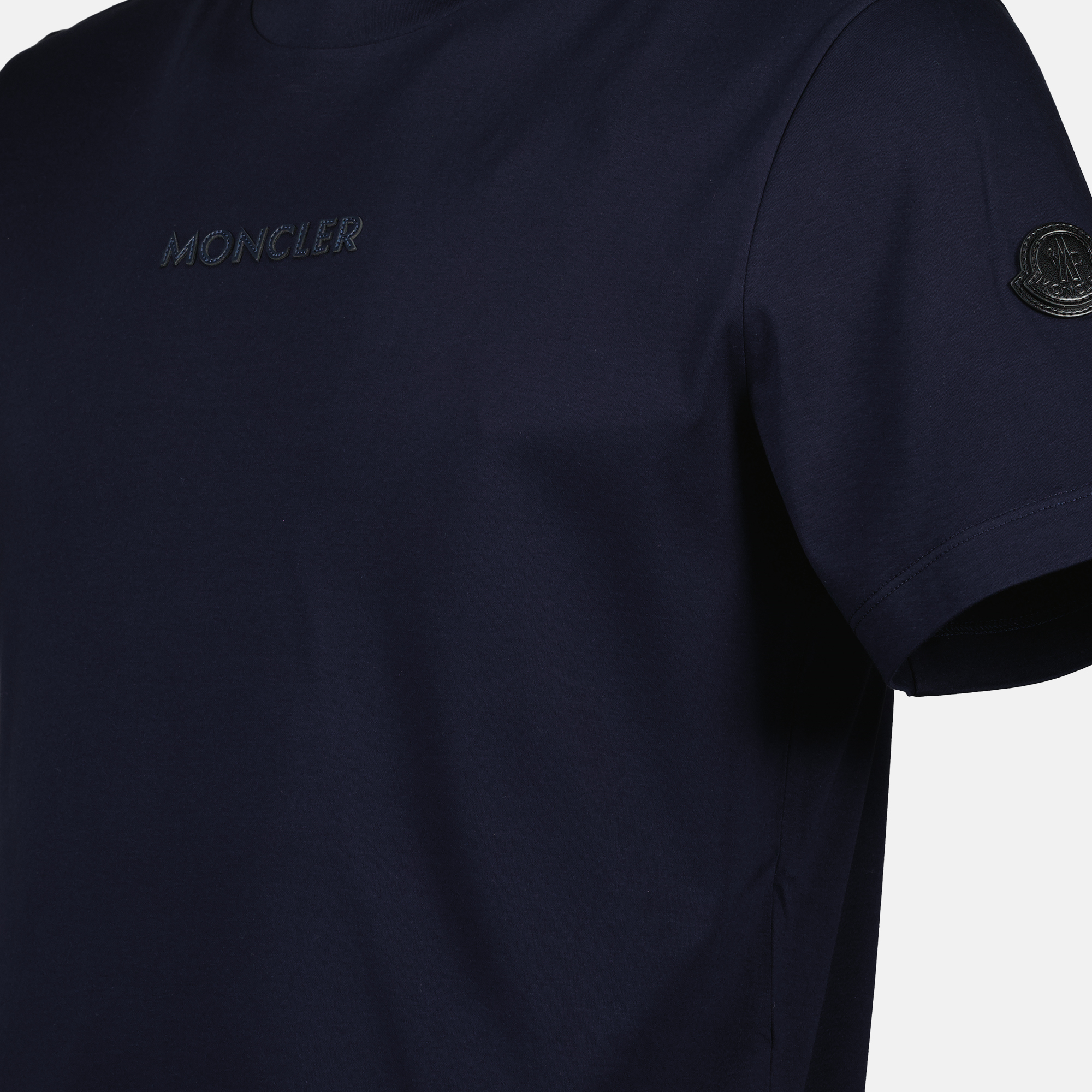 Imagem da T-shirt com logotipo marinho da Moncler para homens - Temporada Primavera-Verão 2025 - Detalhe Vista 5