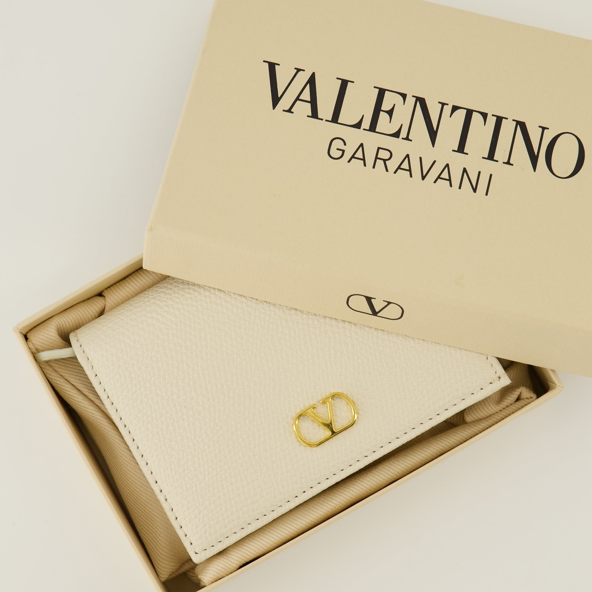 Image of Vlogo Wallet by Valentino Garavani for Women - Season Spring-Summer 2026 - Detail View 2