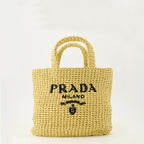 Image d'un sac fourre-tout en crochet par Prada pour femmes - Saison Printemps-Été 2026 - Vue de face