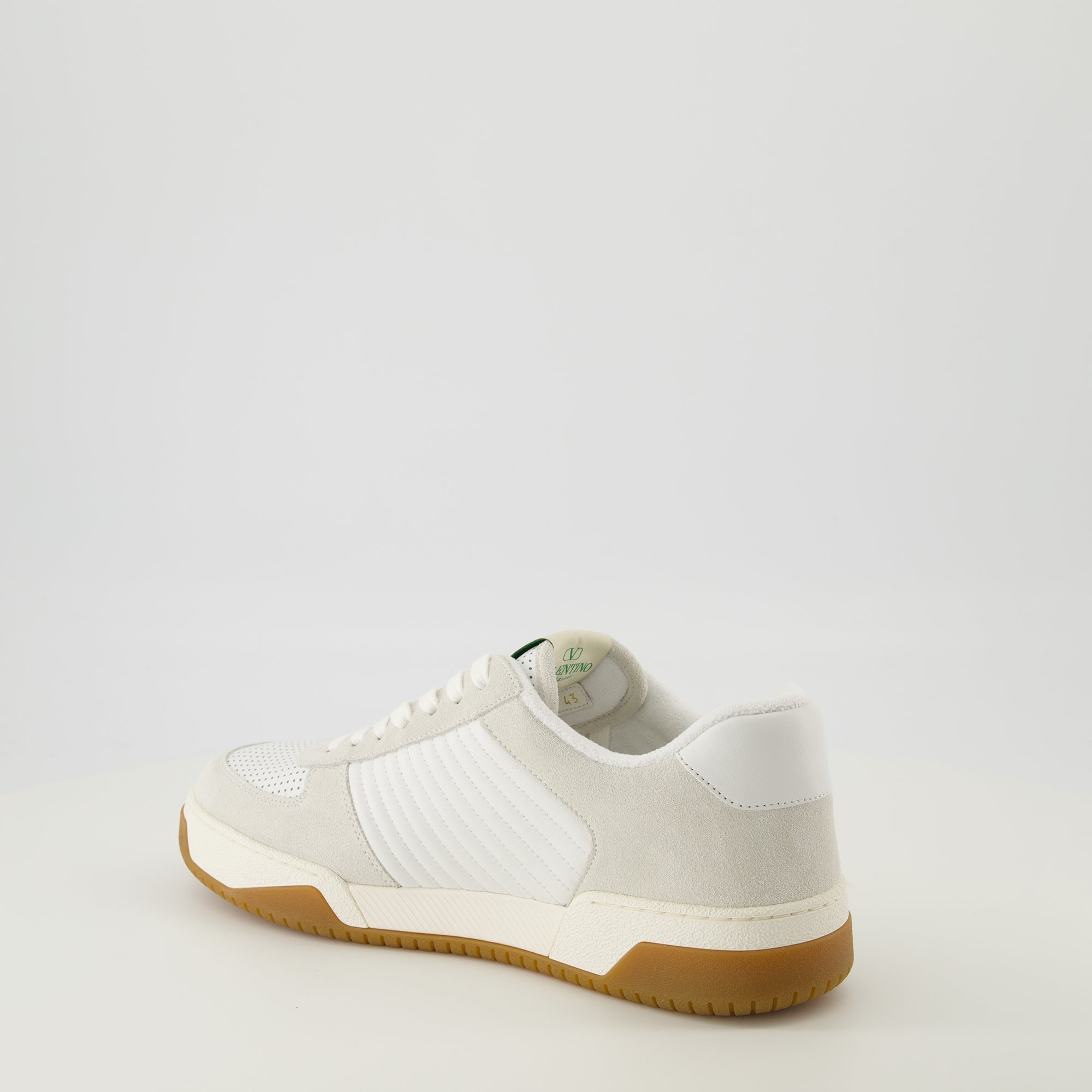 バレンティノ・ガラヴァーニの男性用ホワイトスパリースニーカーの画像 - 2026年春夏シーズン - 後ろ右三分の一ビュー