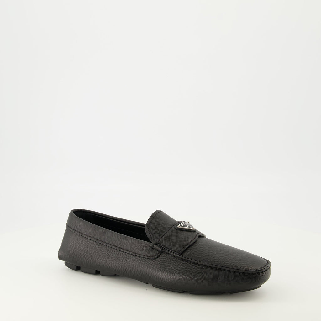 Imagem de mocassins de couro preto da Prada para homens - Temporada Primavera-Verão 2026 - Vista frontal direita em três quartos