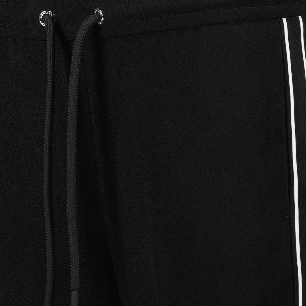Image de pantalons de survêtement en satin noir par Moncler pour femmes - Saison Automne-Hiver 2024 - Détail Vue 8