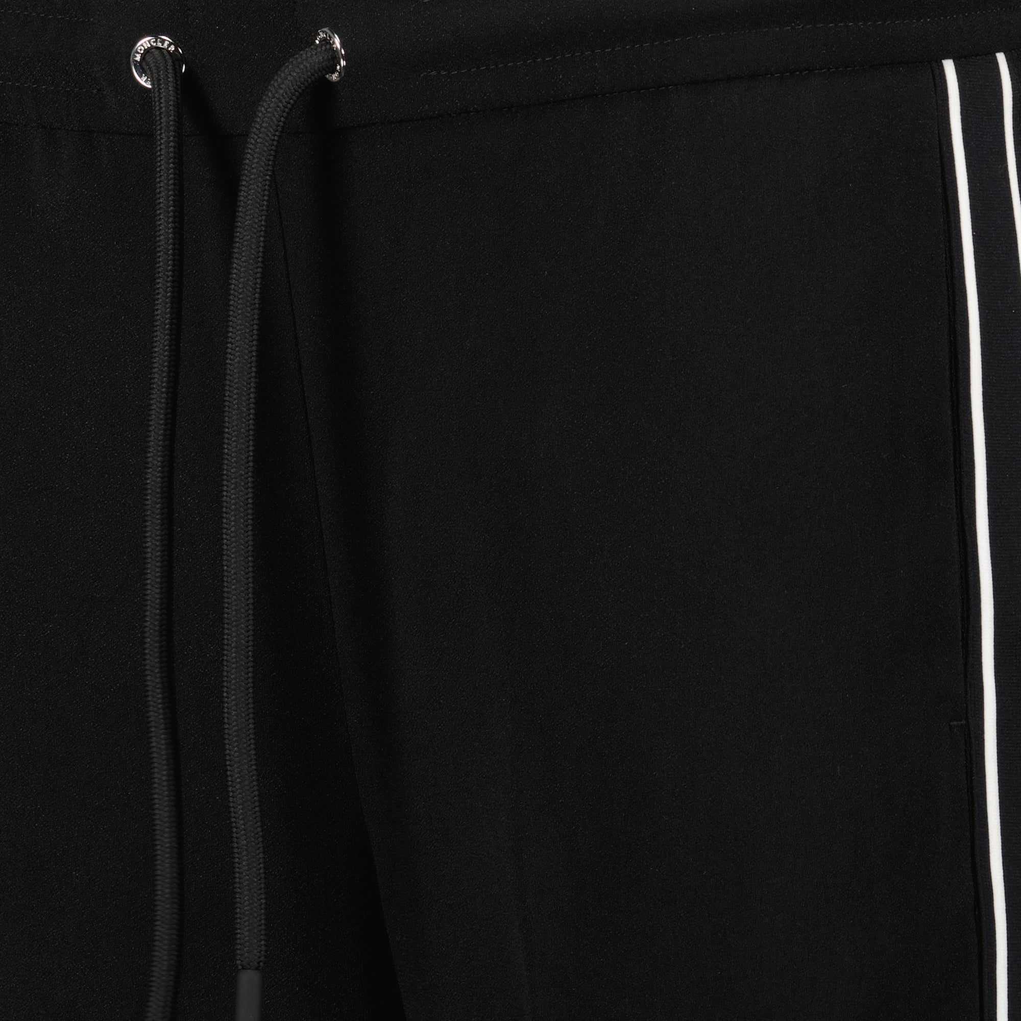 Image de pantalons de survêtement en satin noir par Moncler pour femmes - Saison Automne-Hiver 2024 - Détail Vue 8