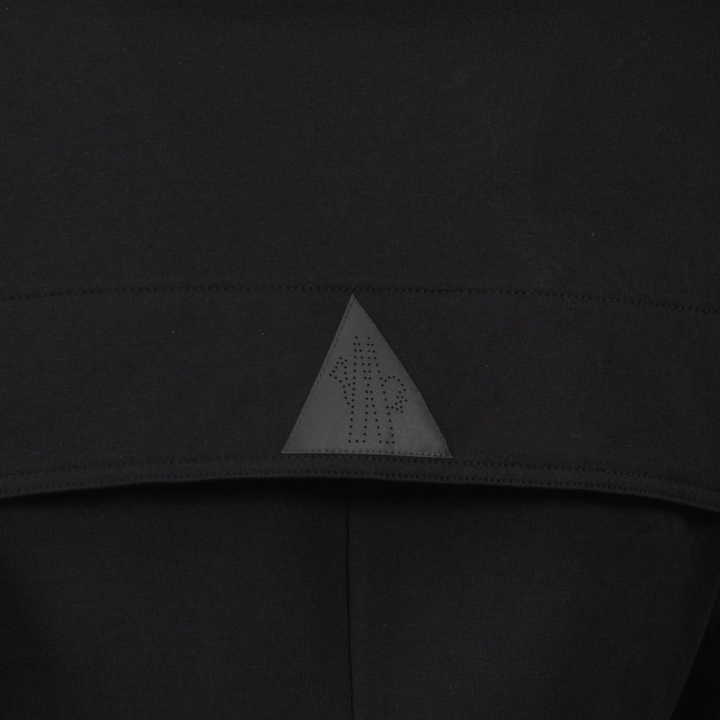 Immagine della T-shirt nera con logo di Moncler Grenoble per donne - Stagione primavera-estate 2026 - Vista dettagli 2