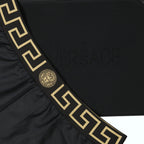 Imagen de los bañadores Greca de Versace para hombres - Temporada Primavera-Verano 2025 - Vista de detalle 1