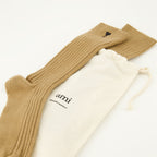 Bild der braunen Socken Ami de Coeur von Ami PARIS für Unisex - Saison Herbst-Winter 2025 - Detailansicht 2