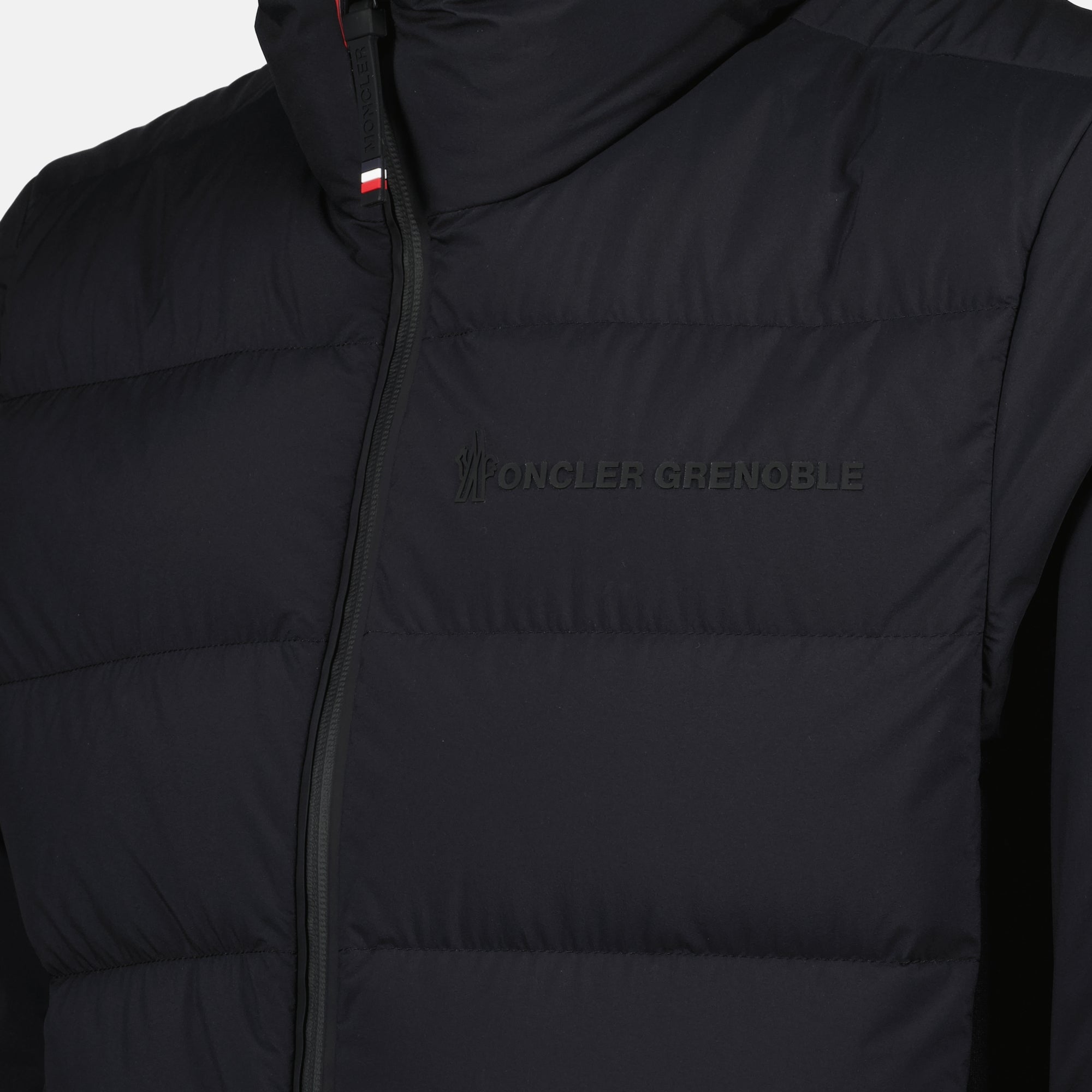 Imagen de la chaqueta Araripe de Moncler Grenoble para hombres - Temporada Otoño-Invierno 2025 - Vista de detalle del producto 2