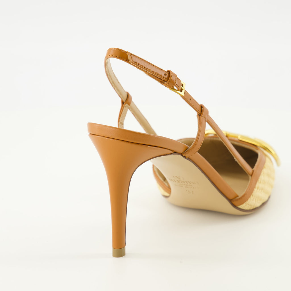 Vlogo Raffia Pumpsの画像 - Valentino by Valentino Garavaniの女性用 - 2026年春夏シーズン - 後ろのビュー