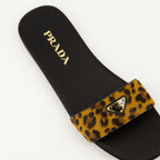 Imagem de sandálias de veludo leopardo da Prada para mulheres - Temporada Outono-Inverno 2024 - Vista detalhada de cima