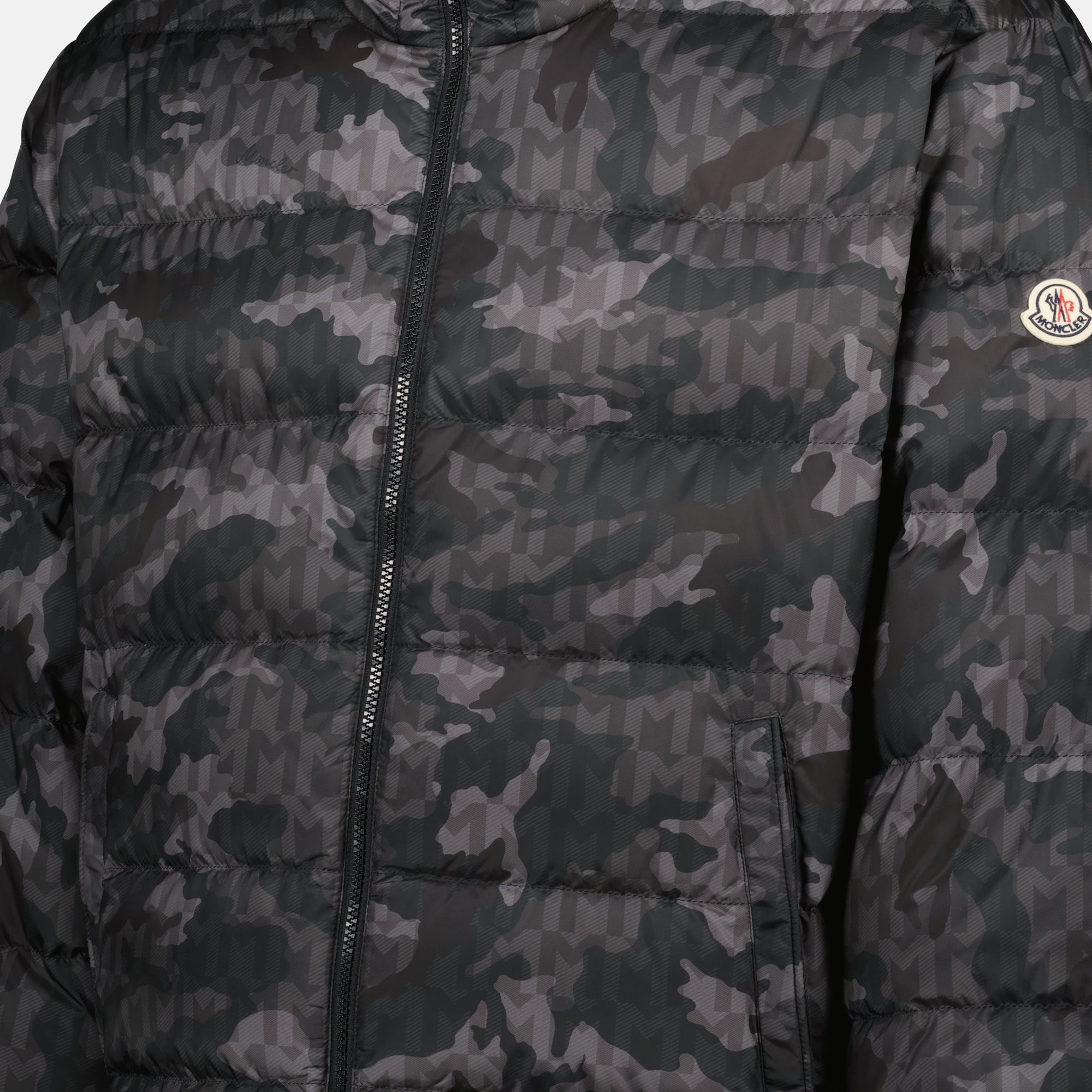 Imagen de la chaqueta de plumas reversible Aubepine de Moncler para hombres - Temporada Otoño-Invierno 2025 - Vista de detalle del producto 5
